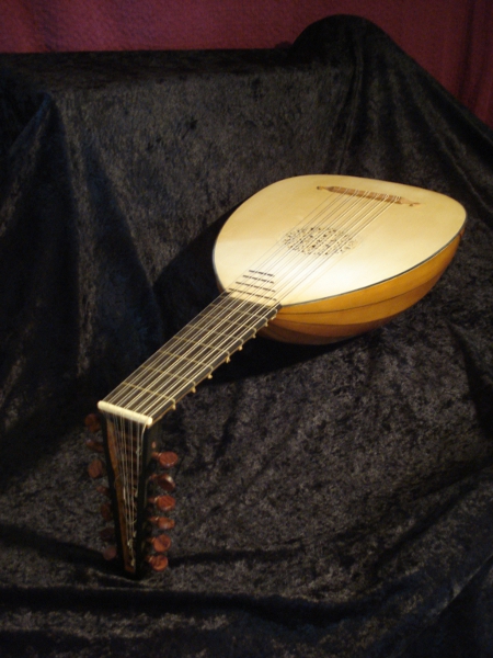 Picture of lute - Lute for Sale - Yew seven course (13-string)
